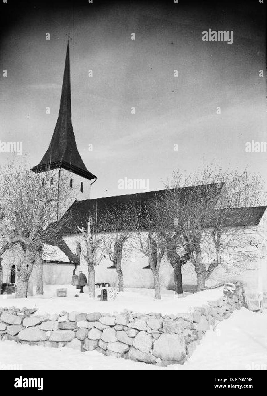 Cette image capture la façade sud de l'église de Sånga, en se concentrant sur la maçonnerie entre le toit du porche et la fenêtre ouest. La vue détaillée souligne la construction médiévale de l'église et la préservation de ses éléments structurels d'origine. Banque D'Images