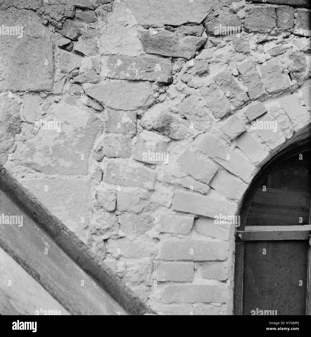 La façade sud de l'église de Sånga, présentant la maçonnerie entre le toit du porche et la fenêtre ouest, est capturée sur cette image. Ce détail architectural souligne la construction médiévale de l'église et la préservation de ses éléments structurels d'origine. Banque D'Images