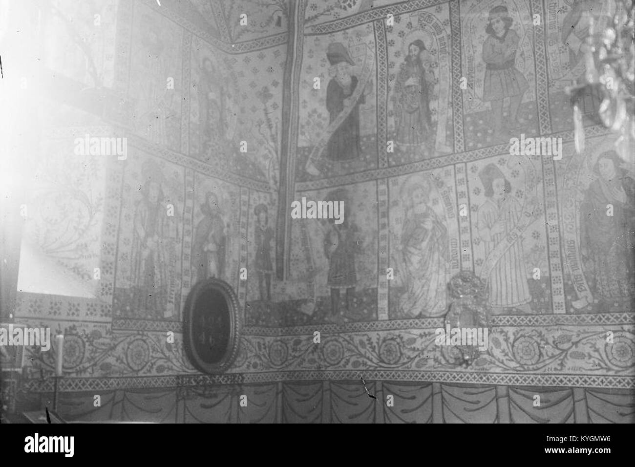 Une vue détaillée de la façade sud de l'église de Sånga, mettant l'accent sur la maçonnerie entre le toit du porche et la fenêtre ouest. Cette image souligne la construction médiévale de l'église et la préservation de ses éléments structurels d'origine. Banque D'Images