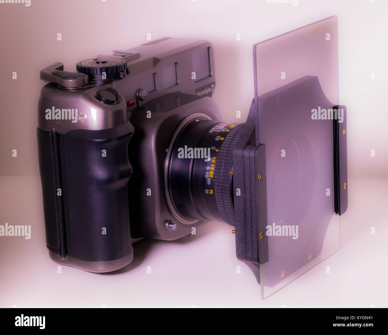 Mamiya 7 appareil moyen format. 6x7 Télémètre, film avec obturateur à grand angle 43mm, lentille et filtre Les filtres Lee grad gris sur le devant. Banque D'Images