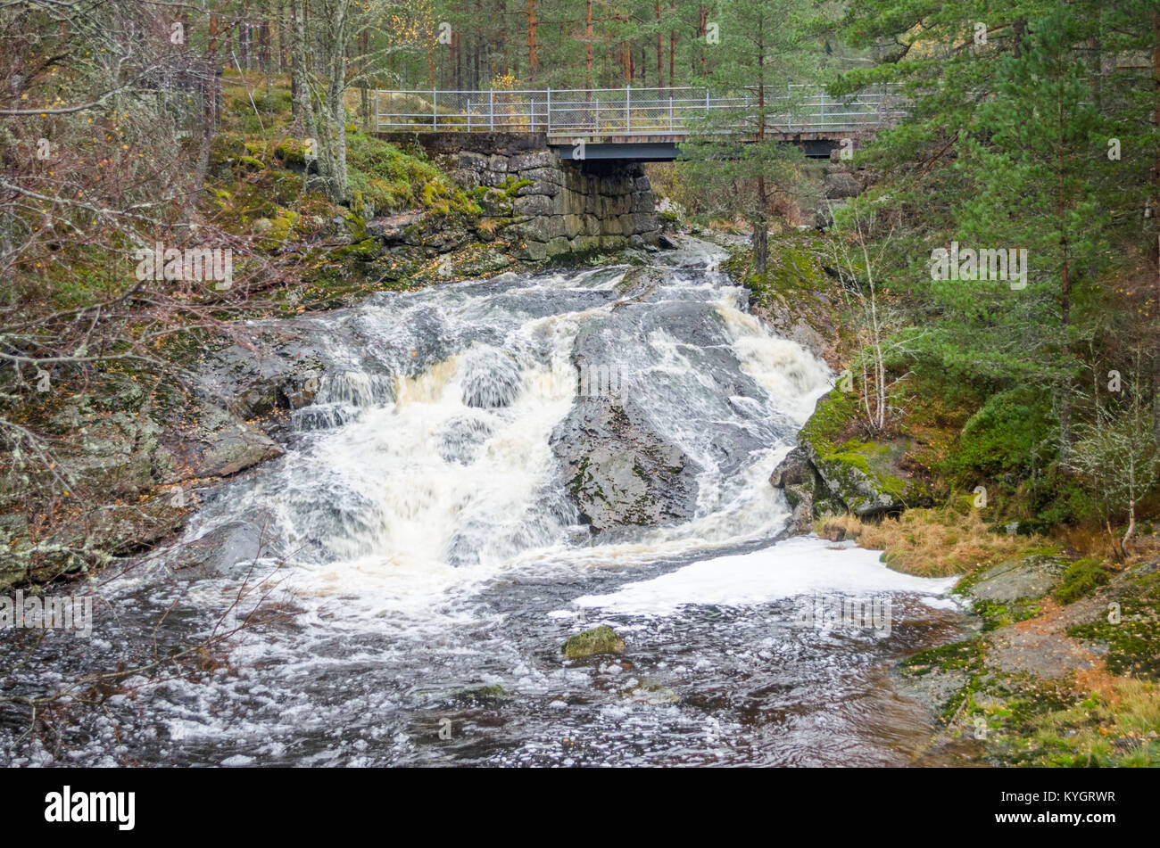 Evje Mineralsti- mine de gemmes à la retraite et l'attraction touristique locale. Petite Cascade près de Evje Mineralsti de route à. Banque D'Images