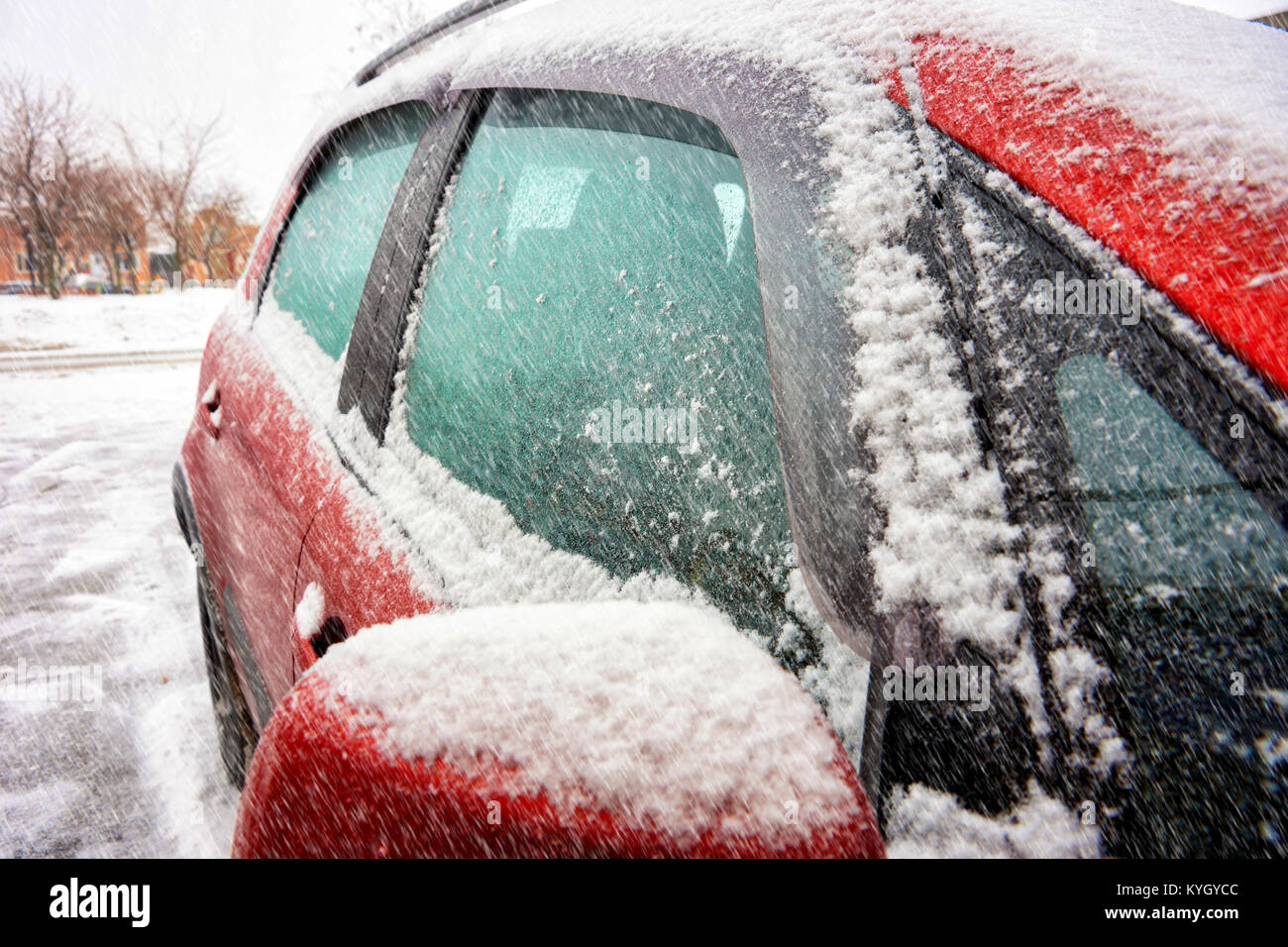 Montréal,Canada,20,décembre,2017.La Glace et neige fondue sur une voiture couverte de neige.Credit;Mario Beauregard/Alamy Live News Banque D'Images
