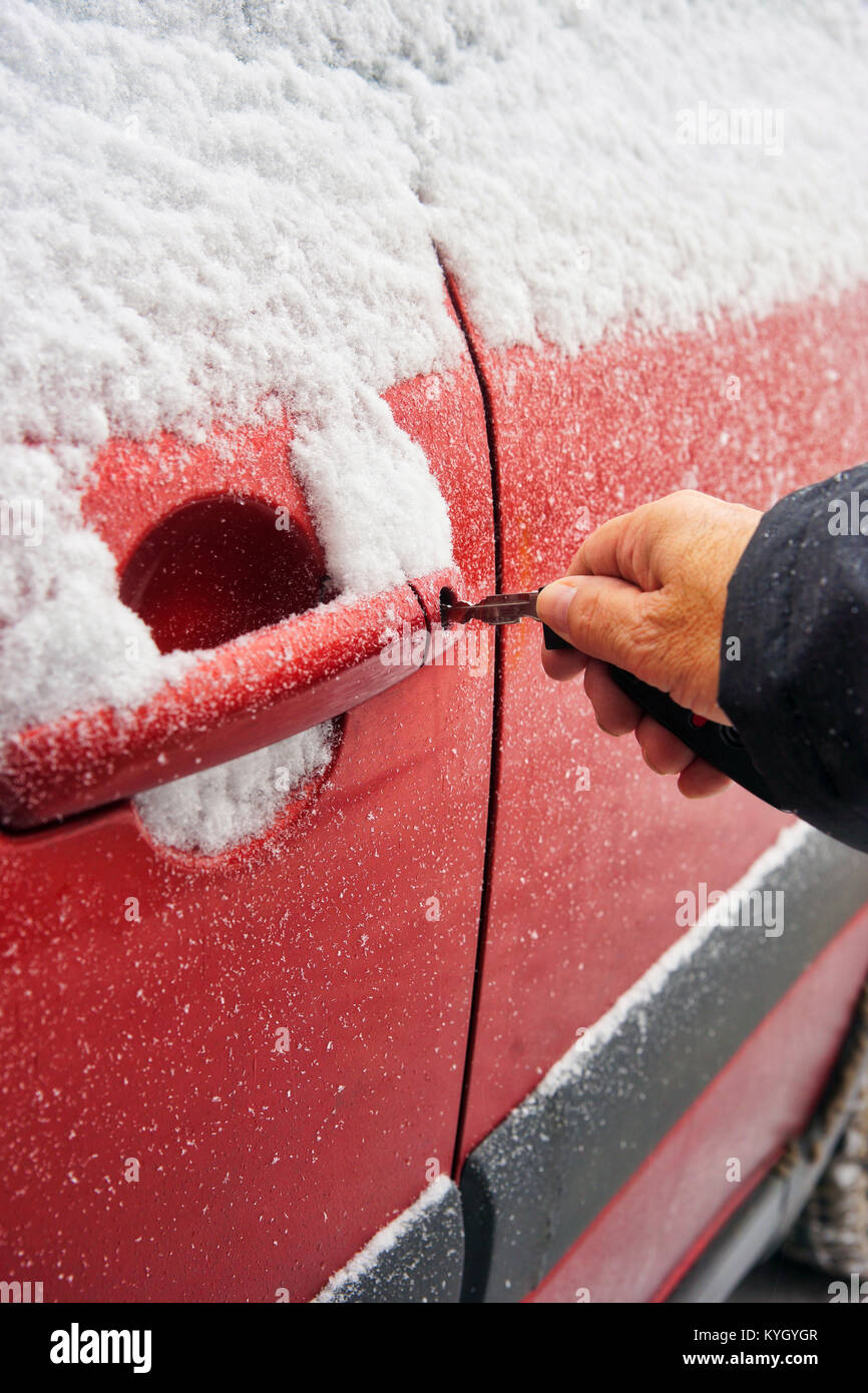 Montréal,Canada,20,décembre,2017.Part déverrouillage d'une porte de la voiture sur une voiture couverte de neige.Credit;Mario Beauregard/Alamy Live News Banque D'Images