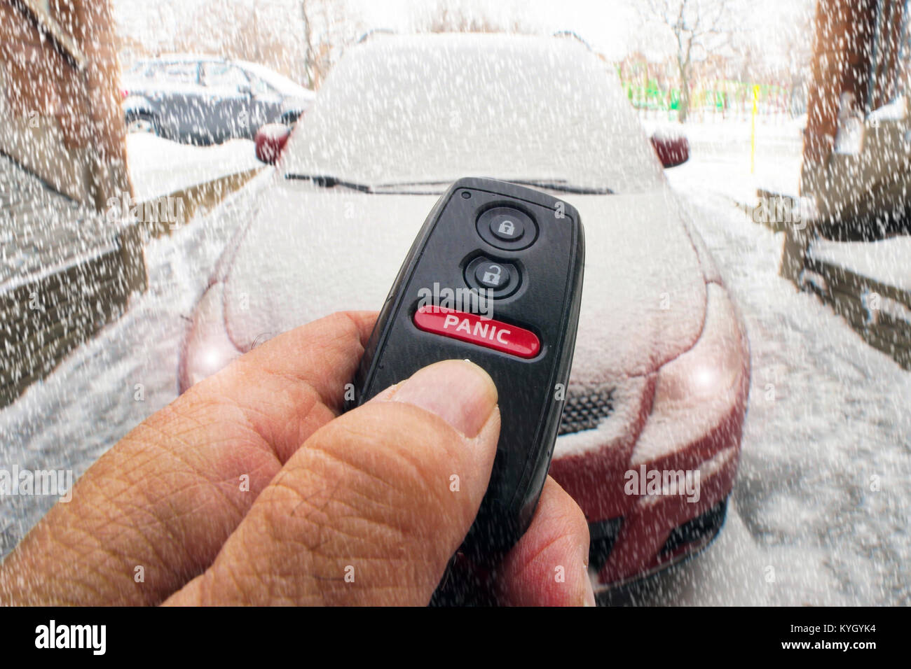 Montréal,Canada,20,décembre,2017.main tenant une clé de voiture électronique pendant une tempête.Credit;Mario Beauregard/Alamy Live News Banque D'Images