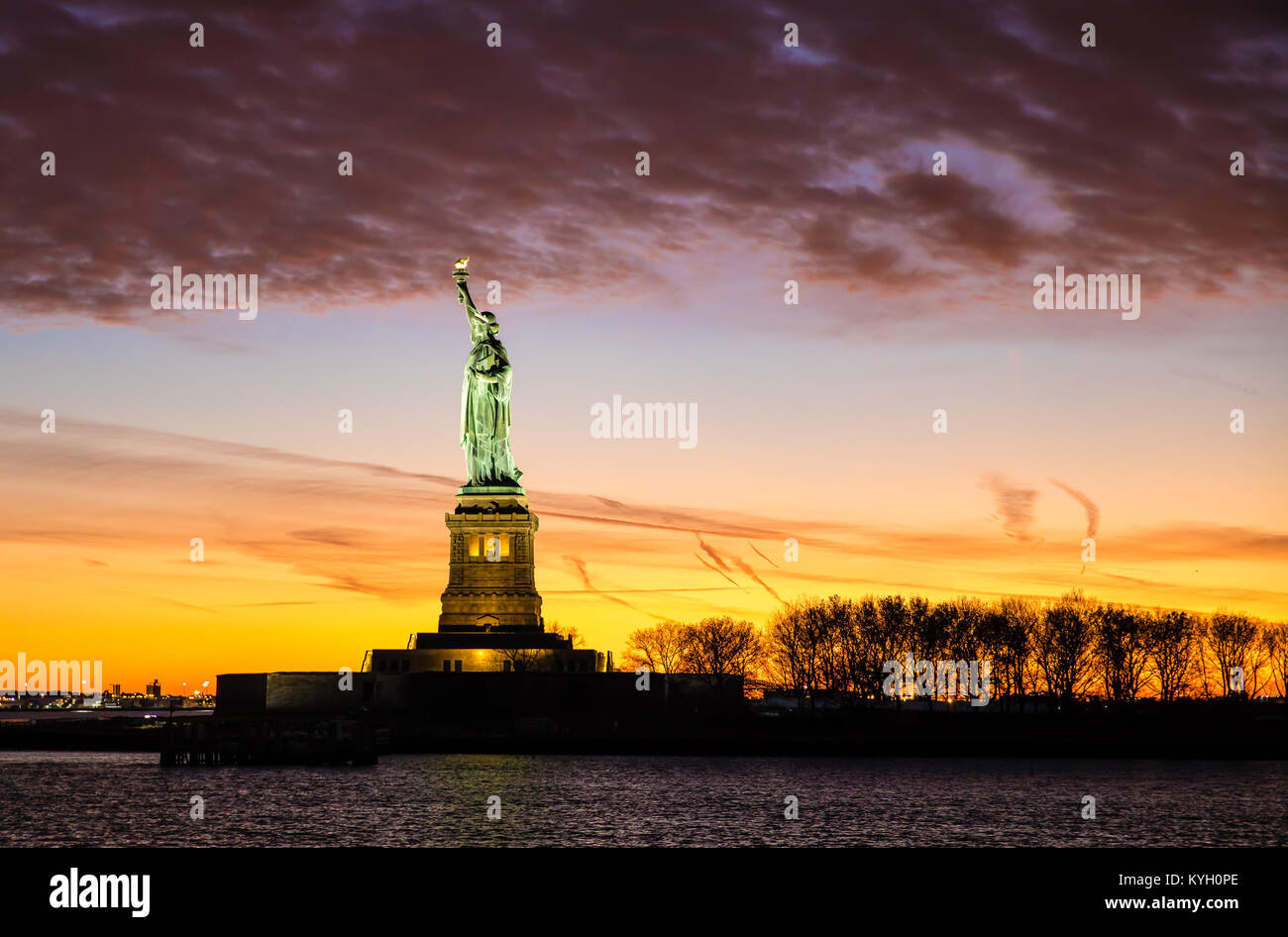 Statue de la liberté au coucher du soleil Banque D'Images