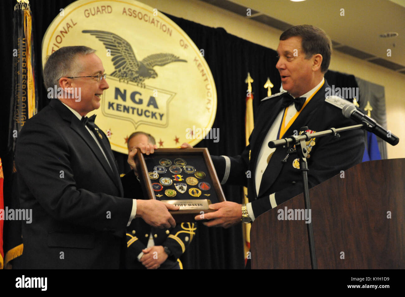 L'honorable Geoff Davis, Kentucky, membre du Congrès, dans le 4ème reçoit un témoignage de reconnaissance du major-général Edward W. Tonini, adjudant général du Kentucky, à la 81e Association de la Garde nationale du Kentucky banquet. Banque D'Images