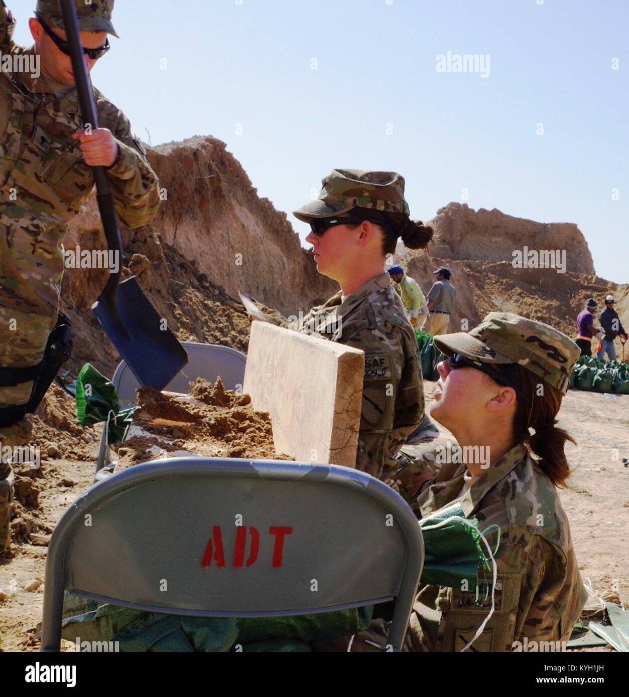 120301-A-UH571-89 : SPC. Emily Baldwin, un résident de Louisville, Ky., (à droite) a contribué à la CPS. Courtney Stewart (centre) et de la CPS. Chris Young (à gauche) remplir des sacs de sable entre les missions dans le sud de l'Afghanistan, le 1 mars 2012. Baldwin est un pilote affecté à l'équipe de développement de l'Agribusiness du Kentucky 4, premier en son genre dans la province de Kandahar. (Photo par le sergent. Paul Evans, la Garde nationale du Kentucky Beauté Équipe 4) Banque D'Images