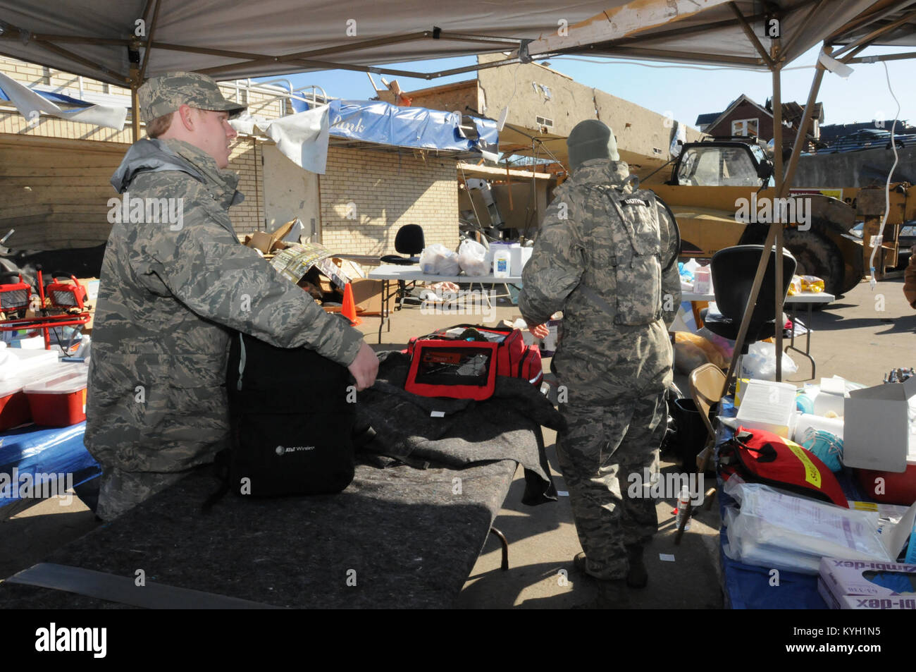 Anthony Gardner et Senior Airman Airman 1re classe T.J. Bothur, tous deux de la 123e Groupe médical, préparer leurs packs d'éventuelles missions de recherche et d'extraction à West Liberty, Ky. le 3 mars (U.S. Air Force photo de Tech. Le Sgt. Jason Ketterer) Banque D'Images