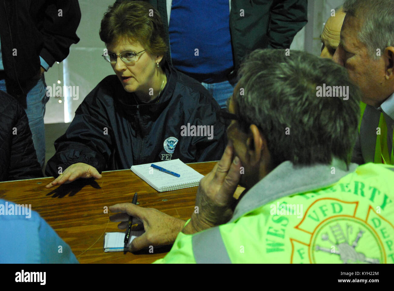 L'agent coordonnateur fédéral Libby Turner, la FEMA, parle avec le Comté de Morgan, Ky. des fonctionnaires à West Liberty, Ky. le 7 mars. (Photo de Tech. Le Sgt. Jason Ketterer, Affaires publiques de la Garde nationale du Kentucky) Banque D'Images