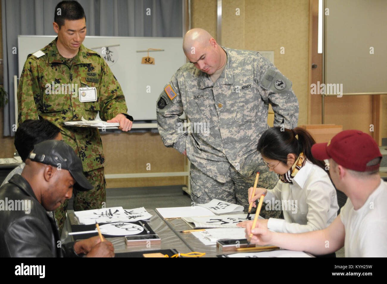 Le Sgt. 1re classe Natsuo Endo, instructeur de forage pour le Japon d auto-défense au sol, et le Major Richard M. Dixon, officier des opérations du bataillon, United States Army Pacific, observer les participants une duriing la calligraphie événement tenu le 24 janvier au Camp Itami, le Japon, en tant que partie de Yama Sakura 61. Yama Sakura 61 marque le plus grand exercice bilatéral entre l'Armée américaine du Pacifique et le Japon d'Autodéfense de masse depuis le grand tremblement de terre de Tohoku le 21 mars 2000, 11, 2011. (Photo de la Garde nationale par le sergent. Fredrick P. Varney, Mobile 133e Détachement des affaires publiques.) Banque D'Images