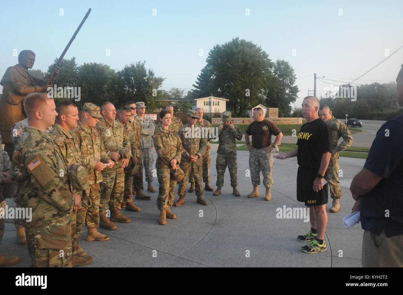 Le Lieutenant-Colonel aumônier Bill Draper parle aux participants dans le Ruck 10k Pour La Vie sur le Centre de Boone à Frankfort, Ky. pour la sensibilisation au suicide avant de commencer leur ruck mars le 20 septembre 2017. (U.S. La Garde nationale de l'armée photo de la FPC. Nasir Stoner) Banque D'Images