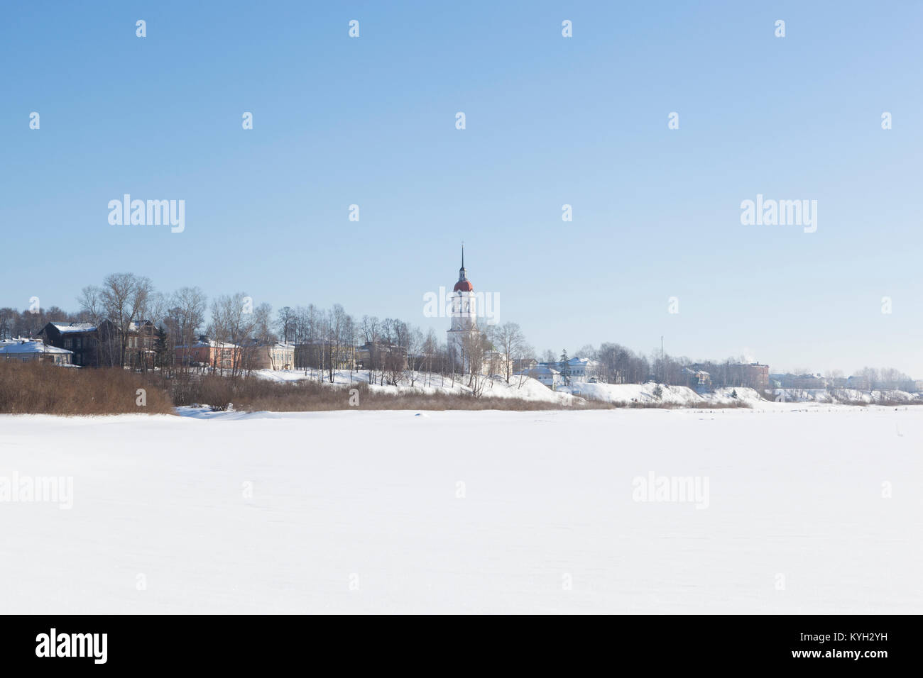 Vue de la ville et l'église Totma hypothèse avec Sukhona relie Rivière. Vologda Region, Russie Banque D'Images