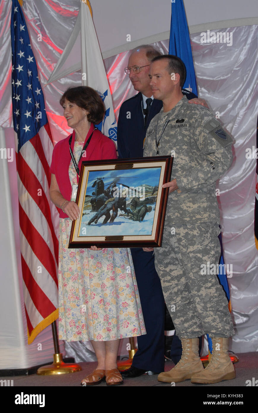 Le général Craig R. McKinley, Directeur de l'Oregon Bureau national, et Mme Carol Tonini, épouse de l'adjudant-général Edward W. Tonini, remettre un prix au major Scott Thomas pour son travail acharné et le dévouement de la 2011 National Vounteer Atelier organisé au Galt House le 25 juillet à Louisville, KY. (Photo par le sergent d'état-major. Fredrick P. Varney, Mobile 133e Détachement des affaires publiques) Banque D'Images