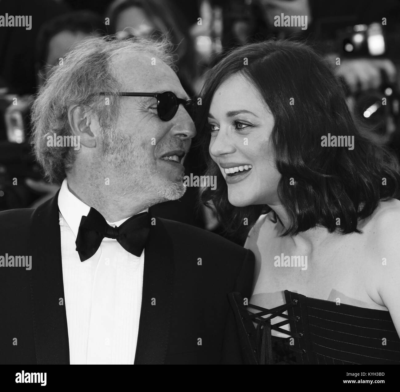 CANNES - 17 MAI 2017 : ( Image modifiée numériquement à monochrome ) Arnaud Desplechin et Marion Cotillard assister au Gala d'ouverture au cours de l'assemblée annuelle du Festival du Film de Cannes Banque D'Images