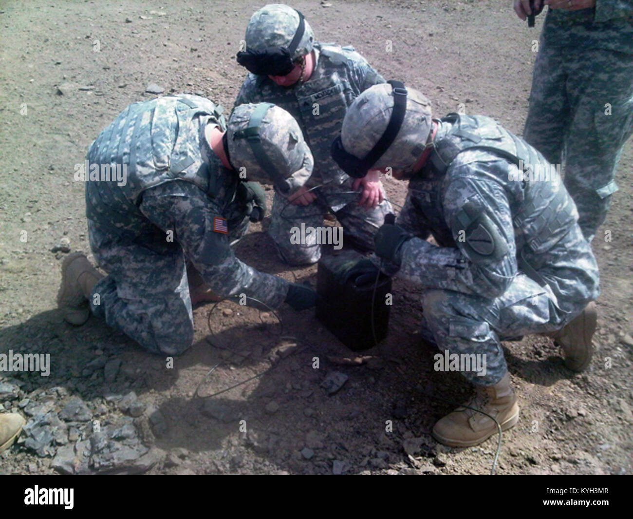 La CPS. Matthieu(lève-vitre gauche), Sgt. Jonathan T. McMackin(centre), et le Sgt. 1re classe Edwin J. Bayer (à droite) de la 206e bataillon du génie premier une charge C4 tout en soutenant la validation de la nouvelle gamme de démolition située à Wendell H. Ford Centre de formation régional. L'exercice a été la première du genre sur le site.(de la Garde nationale du Kentucky photo par le Sgt. Micheal Sims, 206e bataillon du génie/libérés) Banque D'Images