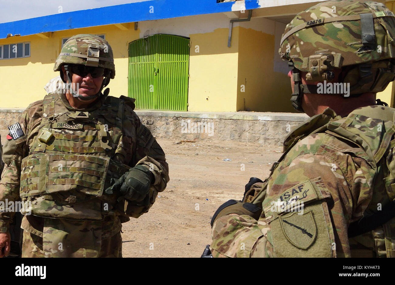 Spécialiste de l'agriculture civils Ken Parsons (à gauche), un résident de Lancaster, Ky. parle au Major Jim Rush (à droite), un Bowling Green, KY. résident au cours d'une mission dans le sud de l'Afghanistan le 25 avril 2012. Les deux sont membres de l'équipe de développement de l'Agribusiness du Kentucky 4, dont la mission de renforcer et d'aider les dirigeants locaux d'enseigner les techniques agricoles améliorées et d'affaires aux agriculteurs dans la région. Rush a également servi au Koweït au cours de 2005 précédemment avec Parsons' fils Matt. (Photo prise par le s. de l'armée américaine. Paul Evans) Banque D'Images