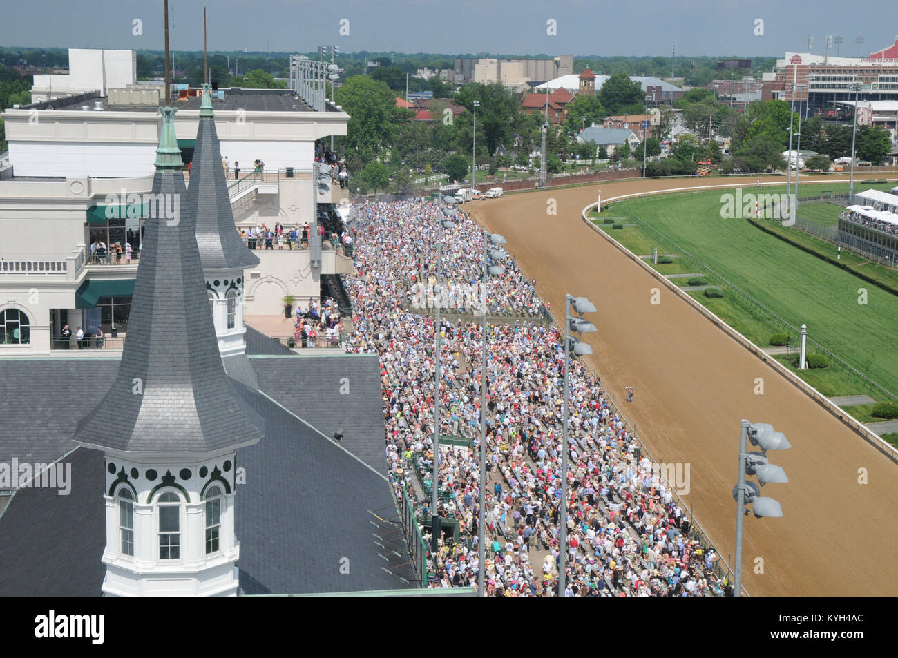 Des milliers de personnes de tout le pays descendre sur Churchill Downs à Louisville, Ky. Pour la 138e exécution du Kentucky Derby 5 mai.(Photo : SPC. David Bolton, spécialiste des affaires publiques, 133e Détachement des affaires Public Mobile, Alabama Army National Guard). Banque D'Images