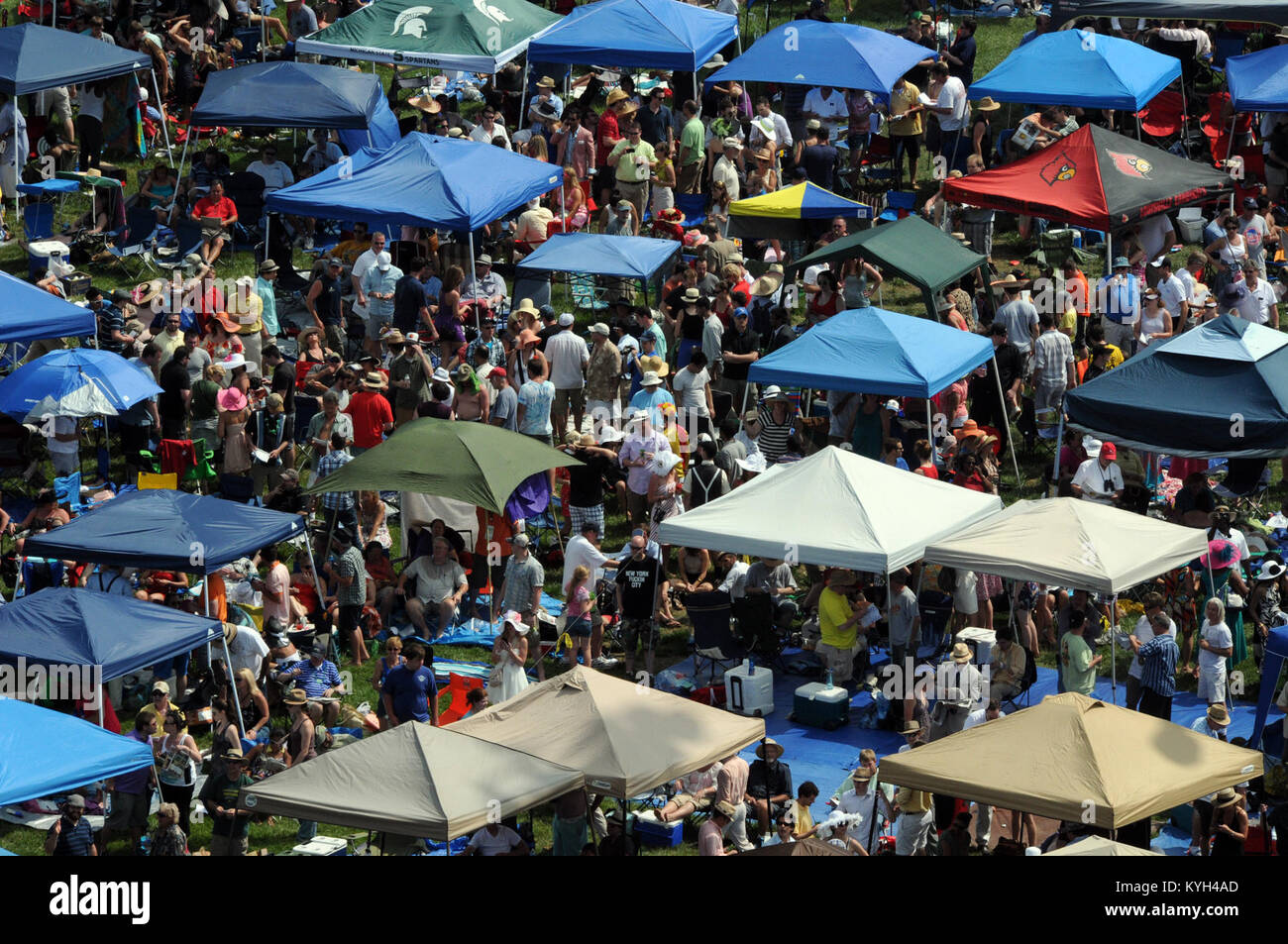 Des milliers de personnes dans l'entrepiste de l'hippodrome Churchill Downs pour voir la 138e exécution du Kentucky Derby à Louisville, KY. Le 5 mai. (Photo par : SPC. David Bolton, spécialiste des affaires publiques, 133e Détachement des affaires Public Mobile, Alabama Army National Guard). Banque D'Images