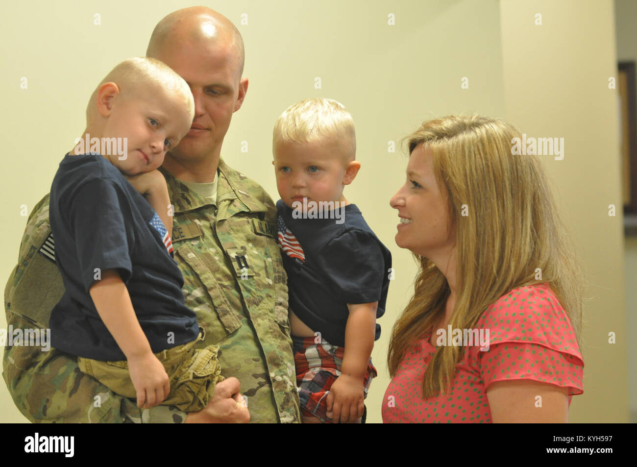 Le capitaine de la Vance Tchad 613e Détachement Installations Ingénieur tient son fils Gavin et gage d'épouse Krissy regarde sur. L'unité a quitté Springfield, Ky. pour l'Afghanistan le 20 juin 2012 à l'appui de l'opération Enduring Freedom. Banque D'Images