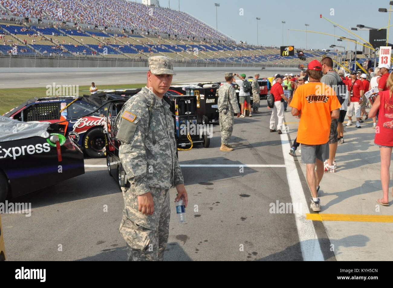 La FPC. Jeffrey Herold du 1204th Support Aviation Battalion fournit la sécurité sur la voie des stands du Kentucky Speedway à Sparte, Ky., avant le début de la Quaker State 400 course de NASCAR, le 30 juin 2012. Gardes du Kentucky augmenté de l'ordre locales pour sécuriser les différents domaines de la voie avant, pendant et après la course. La Garde nationale du Kentucky (photo par le Sgt. Raymond Scott) Banque D'Images