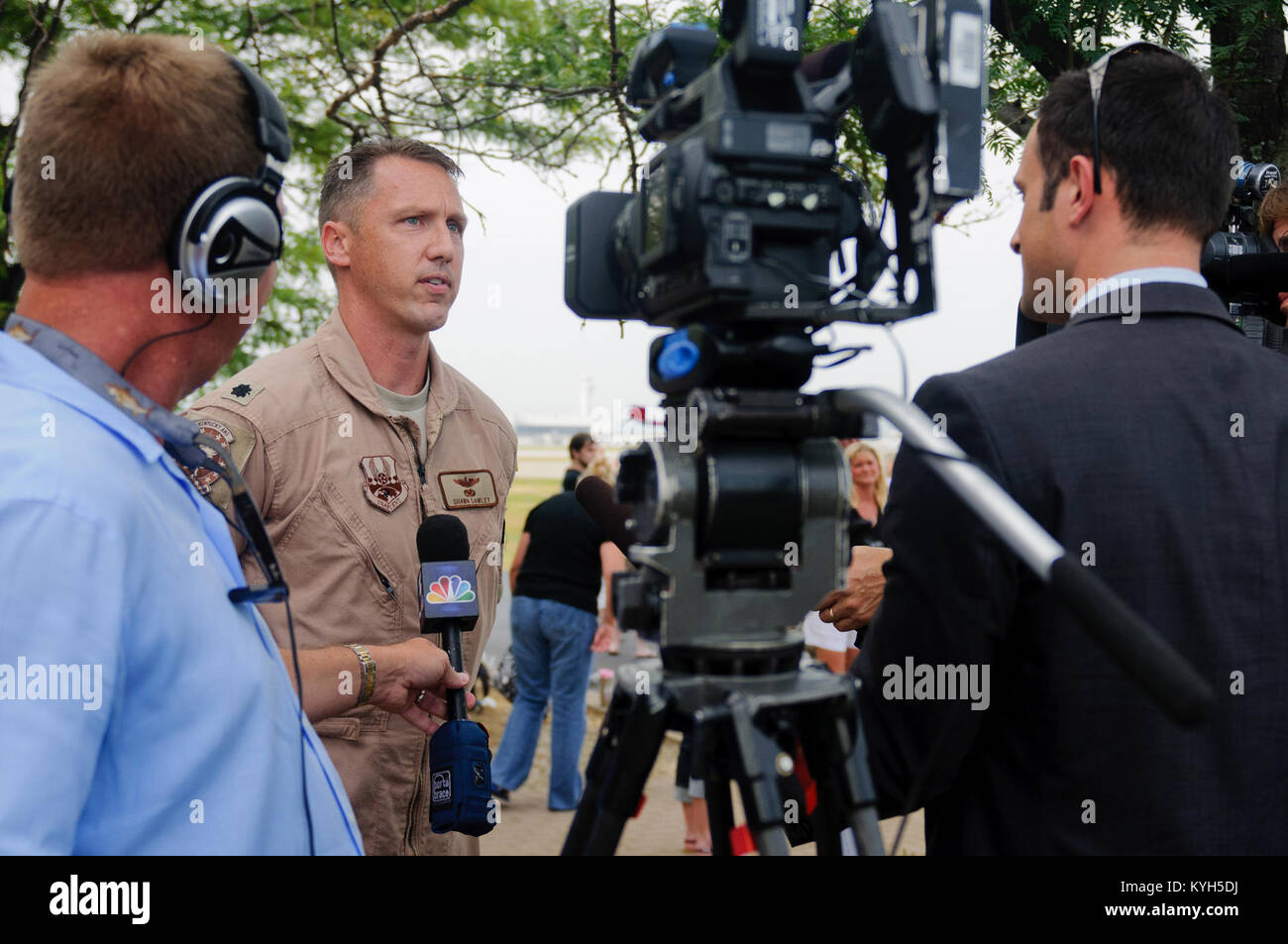 Le lieutenant-colonel Shawn Dawley, commandant de la 165e Escadron de transport aérien, parle aux médias locaux à la base de la Garde nationale aérienne du Kentucky à Louisville, Ky., le 2 juillet 2012, avant de décoller pour un déploiement. La 123e Airlift Wing déployé 70 aviateurs et deux C-130 pour la région du golfe Persique à l'appui des opérations Enduring Freedom et New Dawn. Le déploiement d'aviateurs fonctionnera à partir de l'une base aérienne en Asie du Sud-Ouest, battant des troupes et du fret à travers le commandement central des États-Unis Zone de responsabilité dans le cadre de la 386e escadre expéditionnaire aérienne. (U.S. Air Force photo par le Sgt. Phil Speck) Banque D'Images