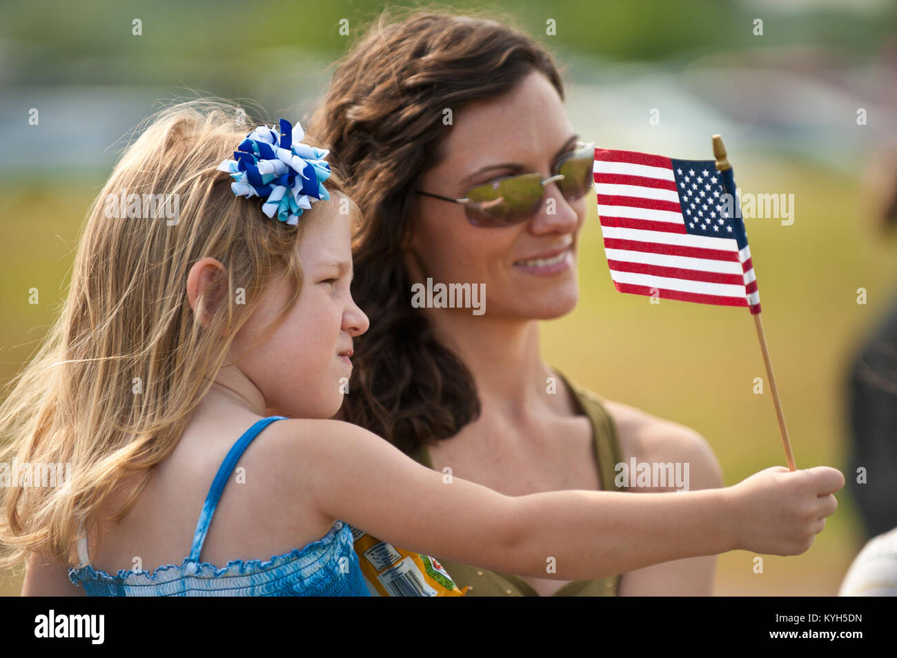 La fille d'un garde national de l'air du Kentucky montre son soutien le 2 juillet 2012, comme son père et 69 autres aviateurs de la 123e Escadre de transport aérien s'écarter Louisville, Ky., pour un déploiement de quatre mois pour la région du golfe Persique à l'appui des opérations Enduring Freedom et New Dawn. La Kentucky aviateurs volent des troupes et du fret à travers le commandement central des États-Unis Zone de responsabilité dans le cadre de la 386e escadre expéditionnaire aérienne. (U.S. Photo de l'Armée de l'air par le Major Dale Greer) Banque D'Images