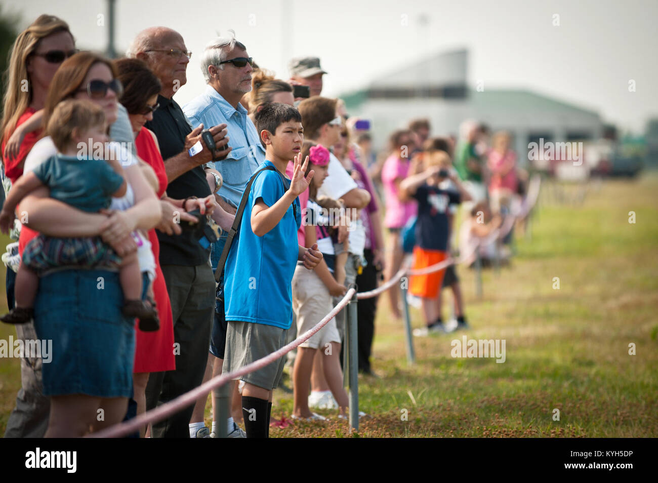 Les membres de la famille dites adieu à leurs proches à la base de la Garde nationale aérienne du Kentucky à Louisville, Ky., le 2 juillet 2012, comme l'unité déploie 70 aviateurs et deux C-130 dans le golfe Persique pour une tournée de quatre mois à l'appui des opérations Enduring Freedom et New Dawn. La Kentucky aviateurs volent des troupes et du fret à travers le commandement central des États-Unis Zone de responsabilité dans le cadre de la 386e escadre expéditionnaire aérienne. (U.S. Photo de l'Armée de l'air par le Major Dale Greer) Banque D'Images