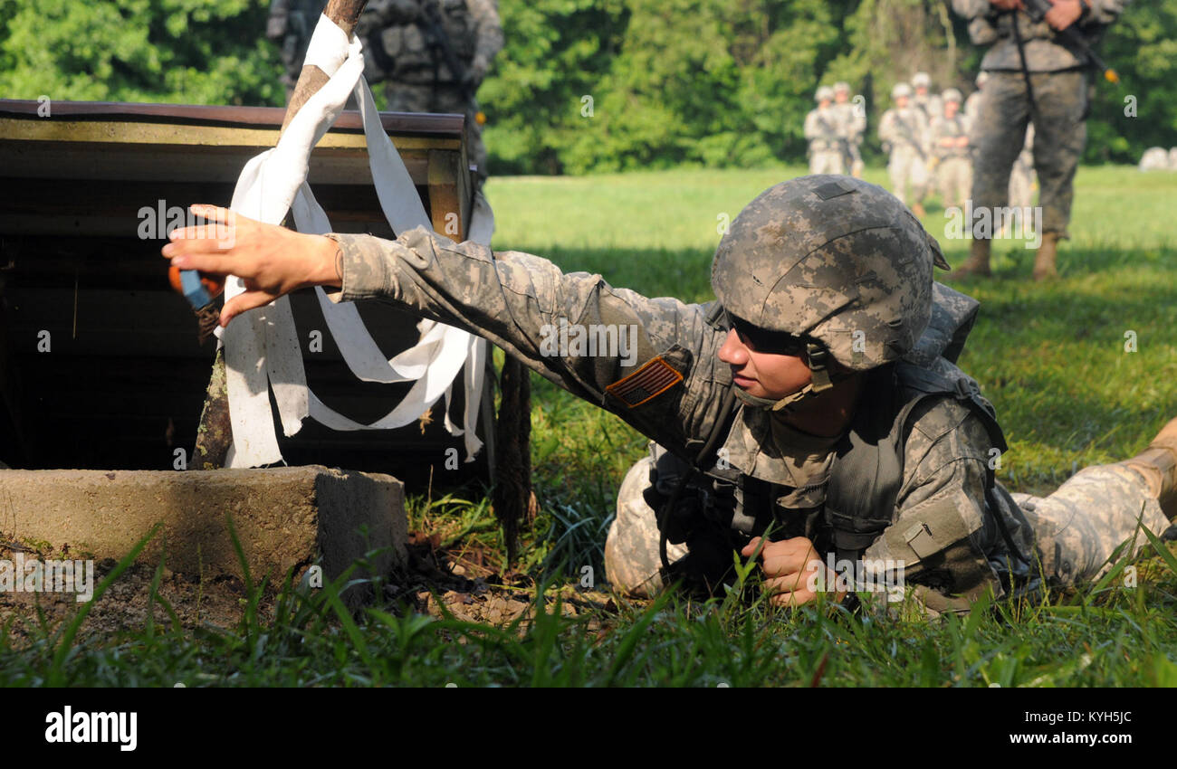 La Garde nationale du Kentucky Pvt. Markus W. Higgs, un fantassin avec B-Co. 1-149ème bataillon d'infanterie de la Bowling Green, Ky., déploie une grenade simulateur dans un bunker improvisé au cours de la formation de tir de grenades à la Harold L. Disney Centre de formation d'Artemus, Ky., 18 juillet 2012. La Garde nationale du Kentucky (Photo : Sgt. David Bolton, Mobile 133e Détachement des affaires publiques). Banque D'Images