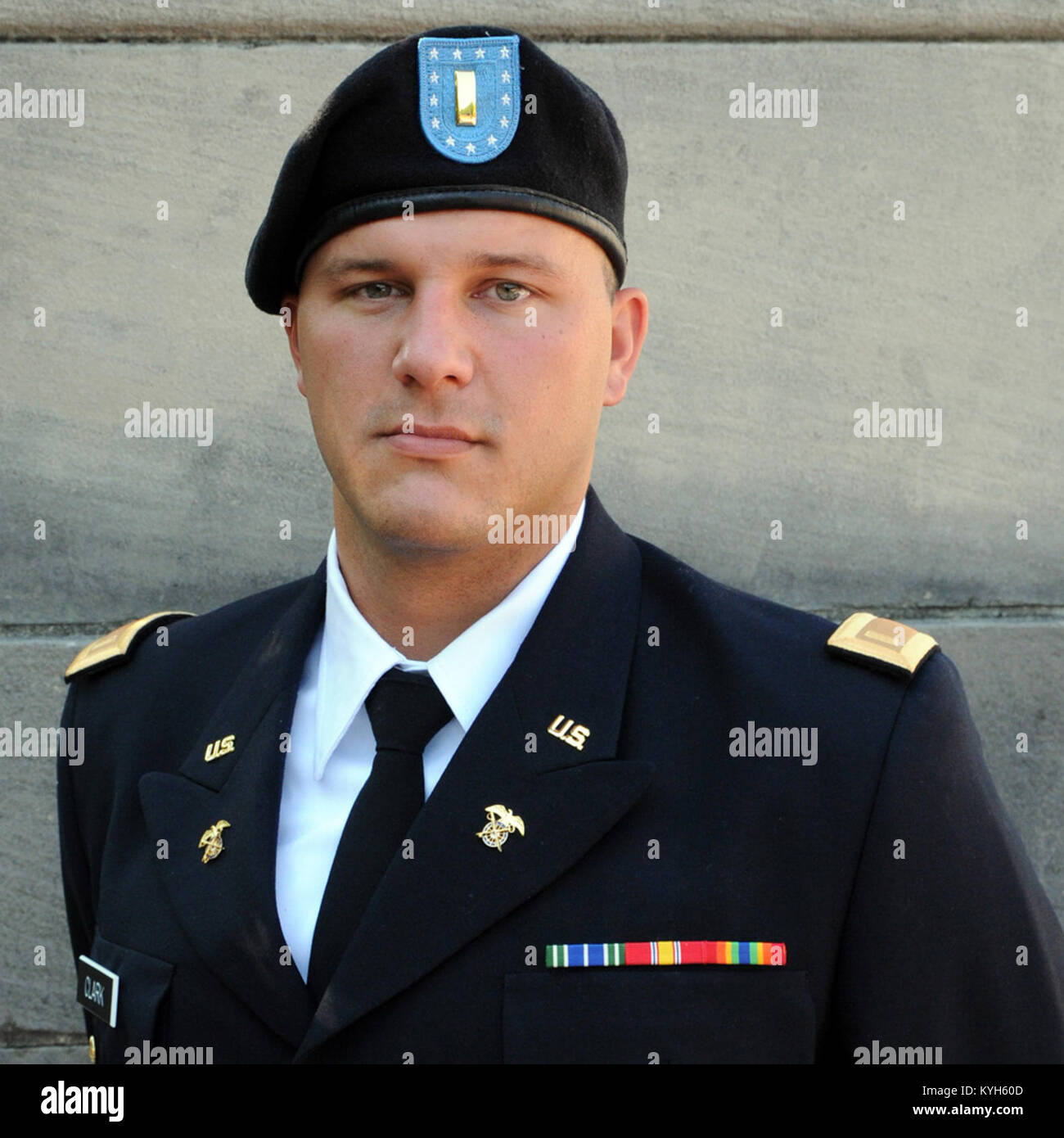 Slt Brian Clark de Louisville, Ky., est commandé un officier de la Garde nationale du Kentucky lors d'une cérémonie à la capitale de l'Etat dans la région de Frankfort, Ky., 25 août 2012. La Garde nationale du Kentucky (photo par le Sgt. Raymond Scott) Banque D'Images