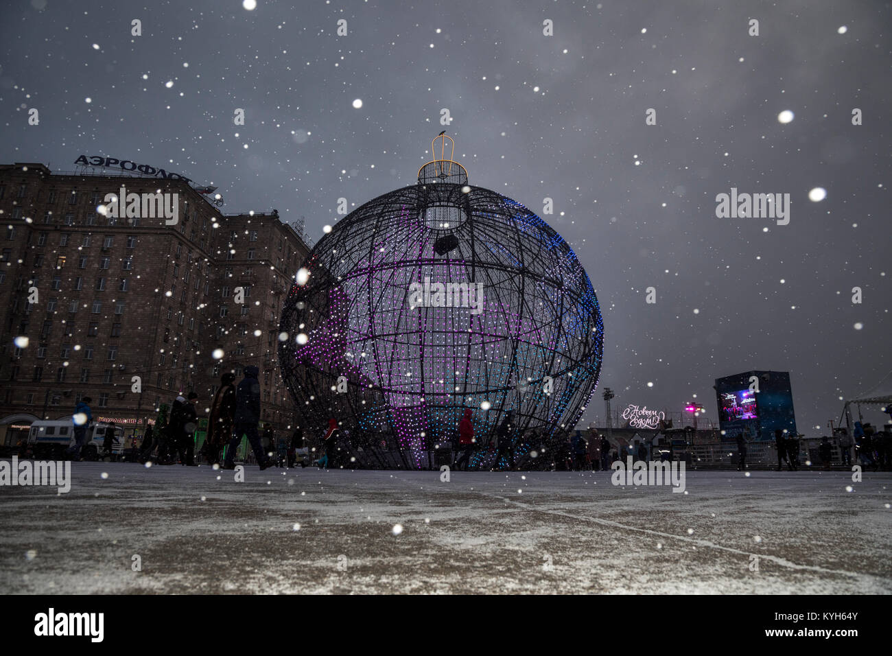 Une énorme boule de Noël est installé sur la colline Poklonnaya à Moscou dans le cadre du "Voyage à Noël' festival durant le congé du Nouvel An, Russi Banque D'Images