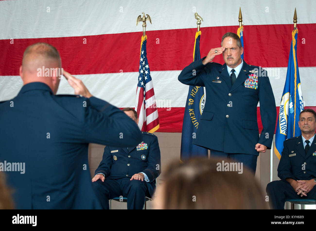 Le colonel Greg Nelson reçoit son dernier salut en tant que commandant de la 123e Escadre de transport aérien au cours d'un changement de commandement cérémonie tenue dans le hangar des piles à combustible à l'Air National Guard Base du Kentucky à Louisville, Ky., le 16 septembre 2012. Nelson a été nommé directeur adjoint des plans stratégiques et de la politique à la Garde nationale Bureau à Washington, D.C. (États-Unis Photo de l'Armée de l'air par la Haute Airman Maxwell Rechel) Banque D'Images