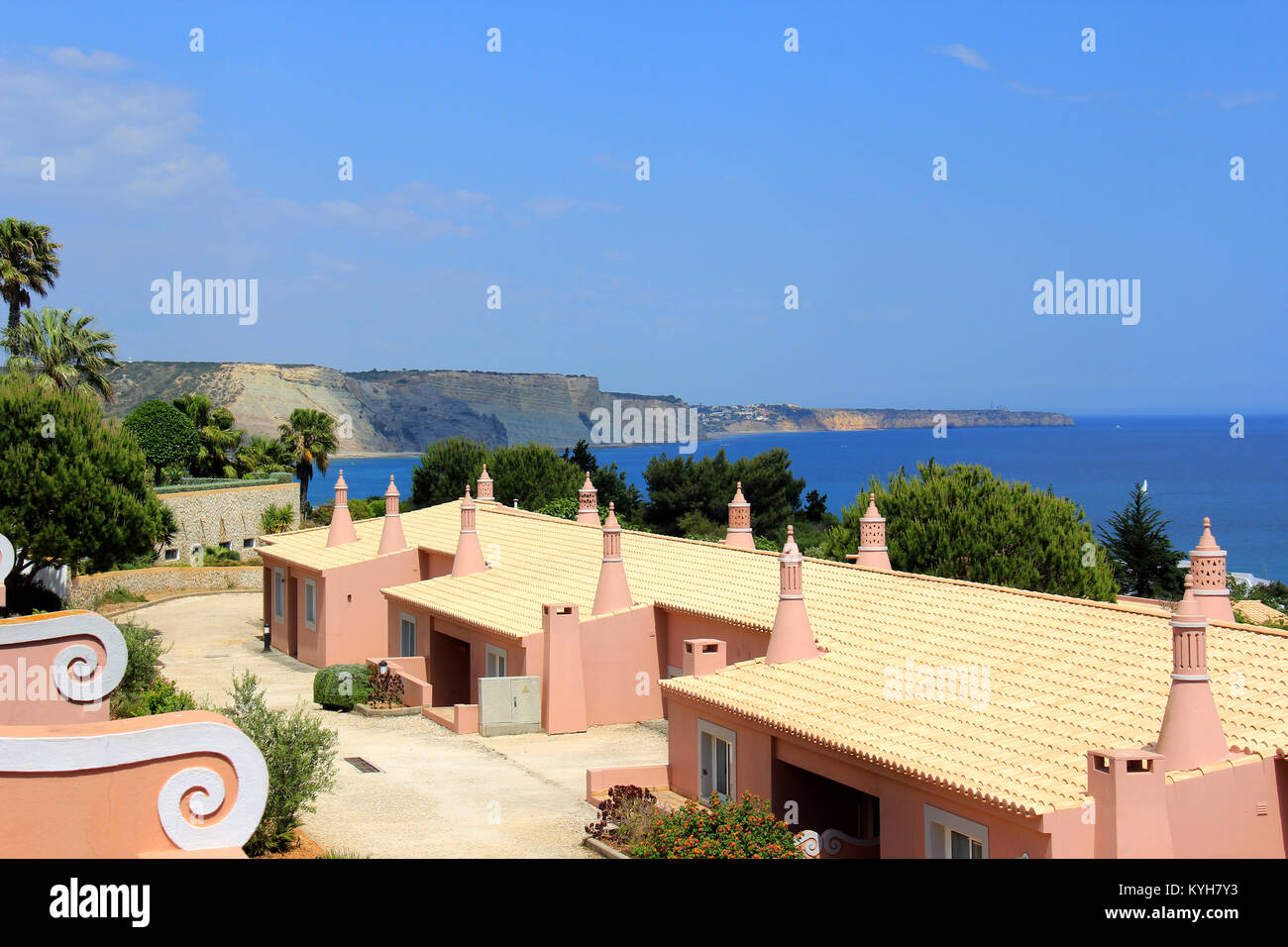 Vue sur le toit de la mer de l'Algarve, au Portugal. Banque D'Images