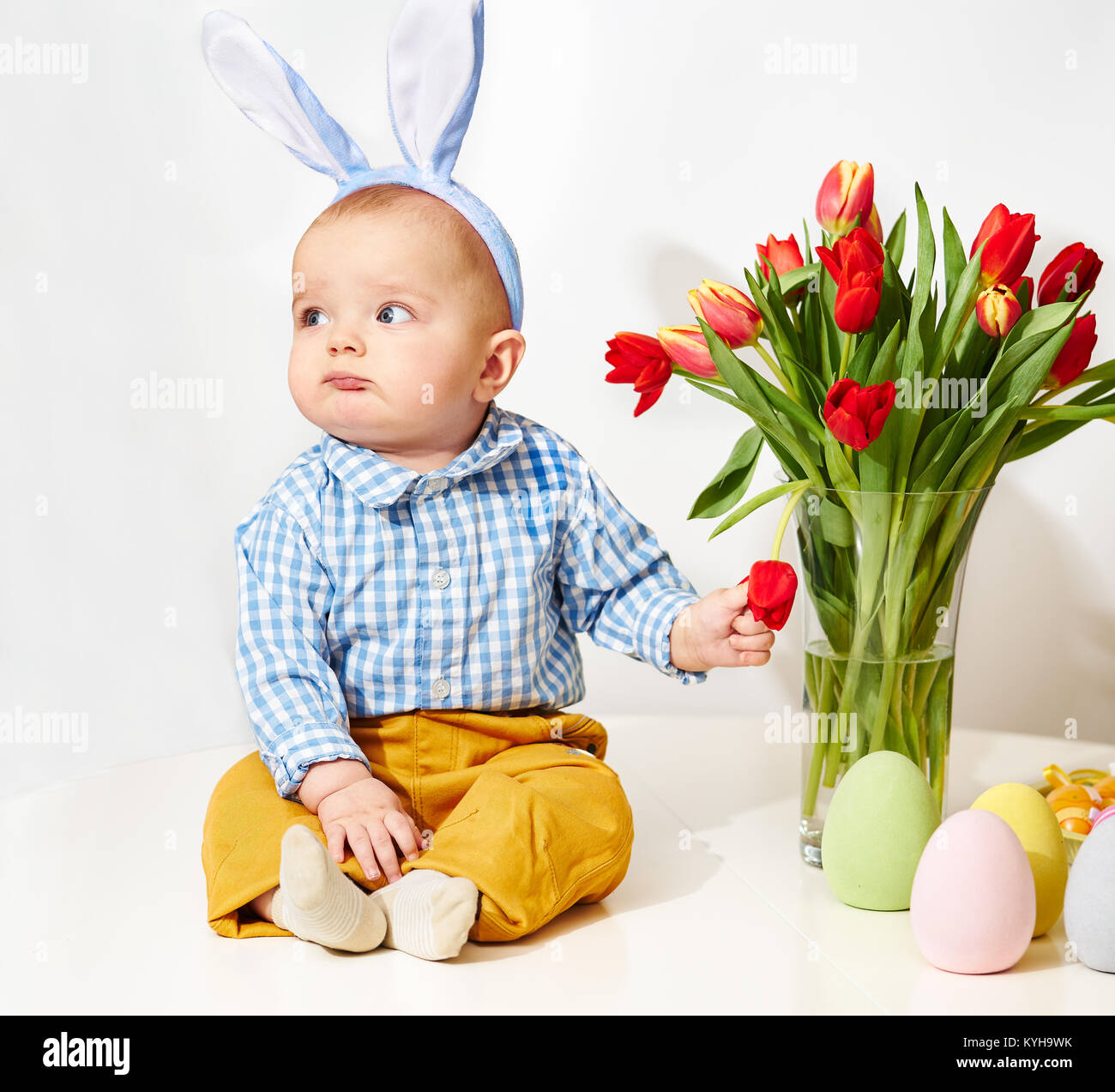 Funny baby boy avec lapins oreilles Banque D'Images