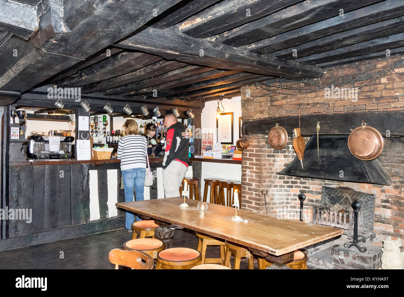 Bar de l'intérieur du 13ème siècle, le Star Inn, High Street, Alfriston, East Sussex, Angleterre, Royaume-Uni Banque D'Images
