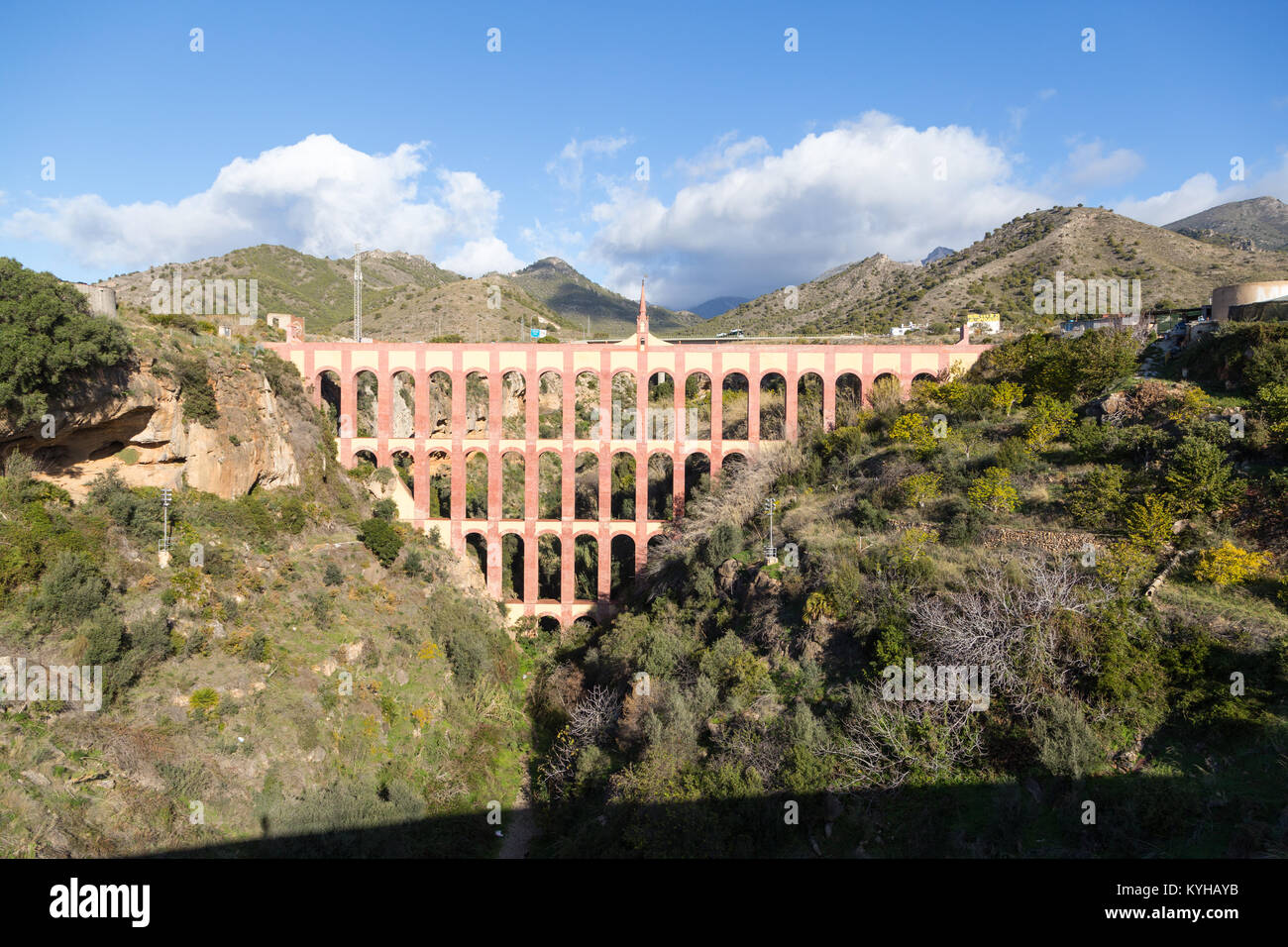 Aqueduc de l'aigle, un aqueduc du 19ème siècle sur le Barranco de la Coladilla de cazadores, Nerja, Malaga, Espagne. Banque D'Images