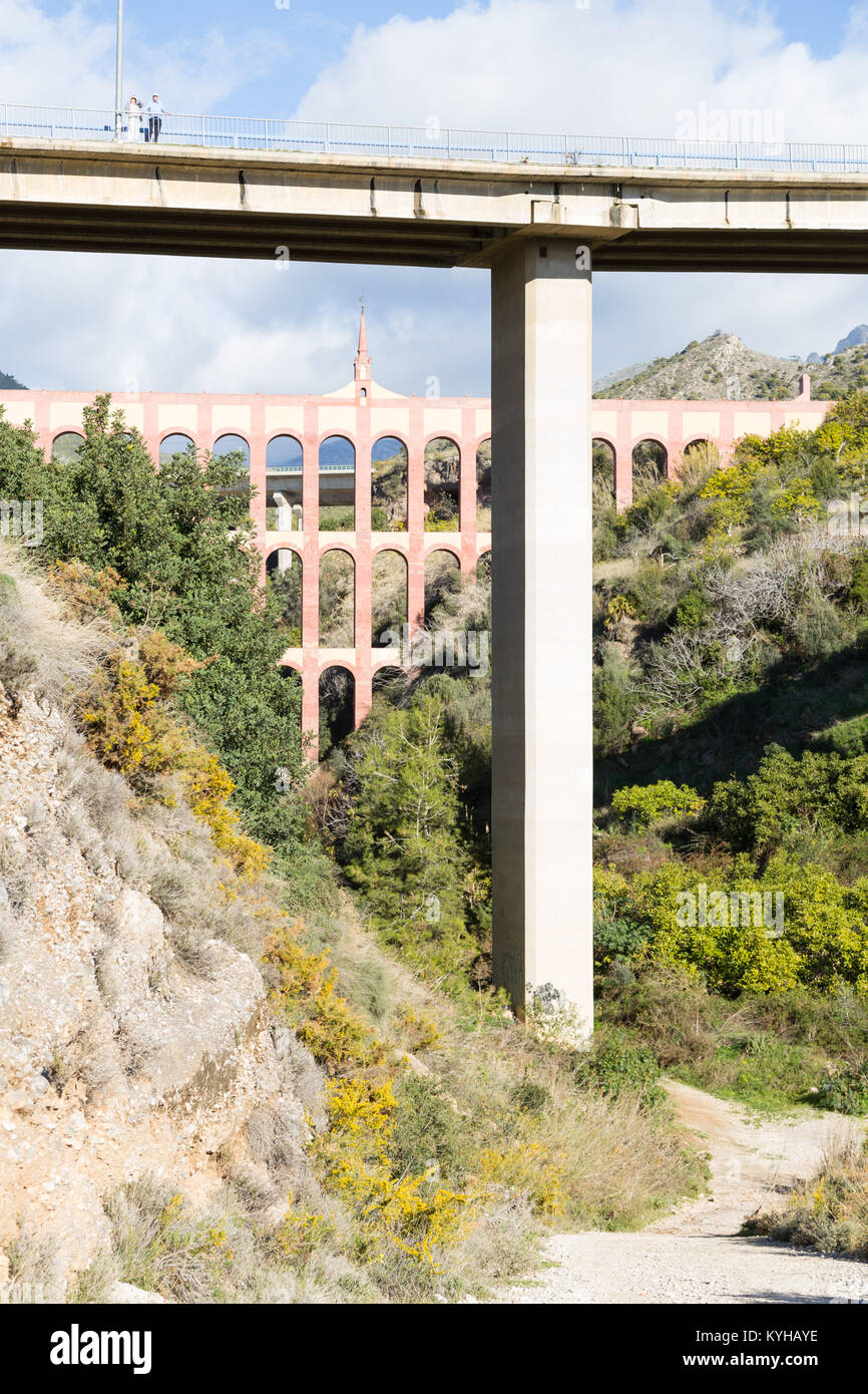 Aqueduc de l'aigle, un aqueduc du 19ème siècle sur le Barranco de la Coladilla de cazadores, Nerja, Malaga, Espagne. Banque D'Images