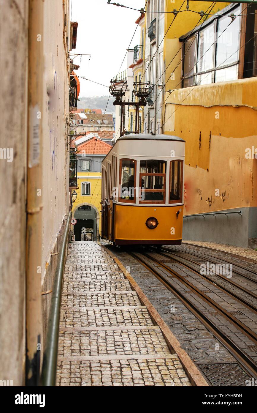 Ascenseur da Bica en hiver à Lisbonne, Portugal Banque D'Images