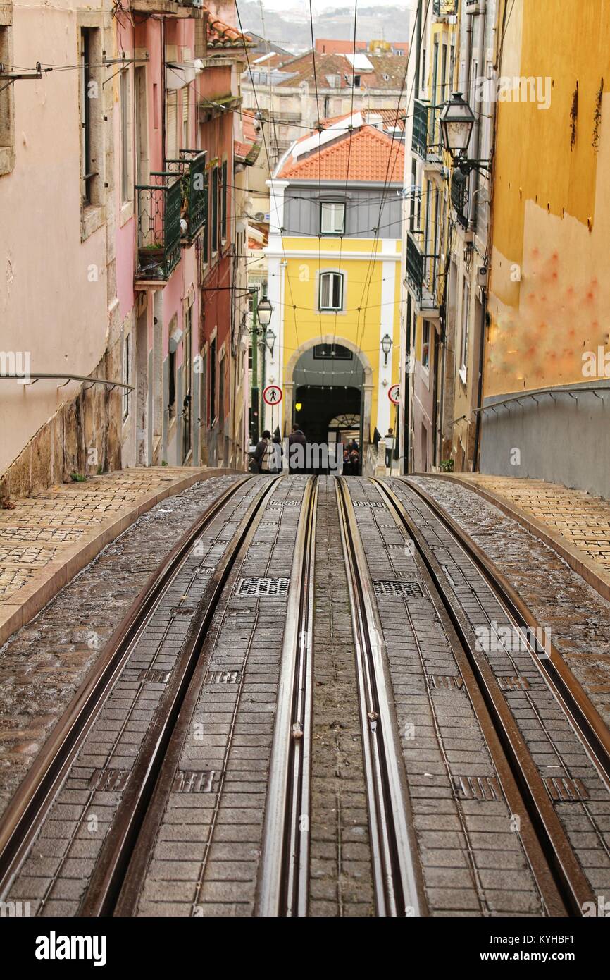 Rue incliné à Lisbonne et Bica Ascenseur rails Banque D'Images