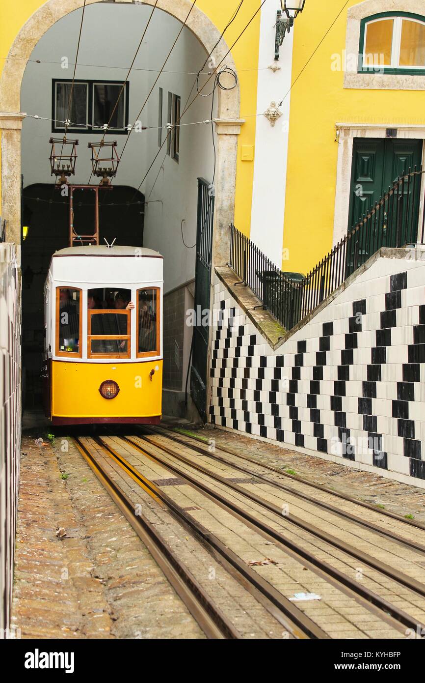 Ascenseur da Bica en hiver à Lisbonne, Portugal Banque D'Images