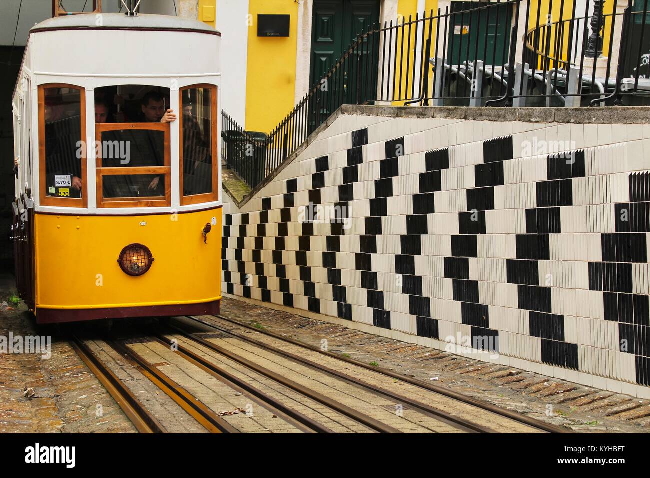 Ascenseur da Bica en hiver à Lisbonne, Portugal Banque D'Images