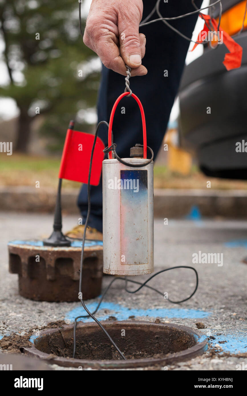 Ministère de l'eau du capteur de fuite descente technicien Banque D'Images
