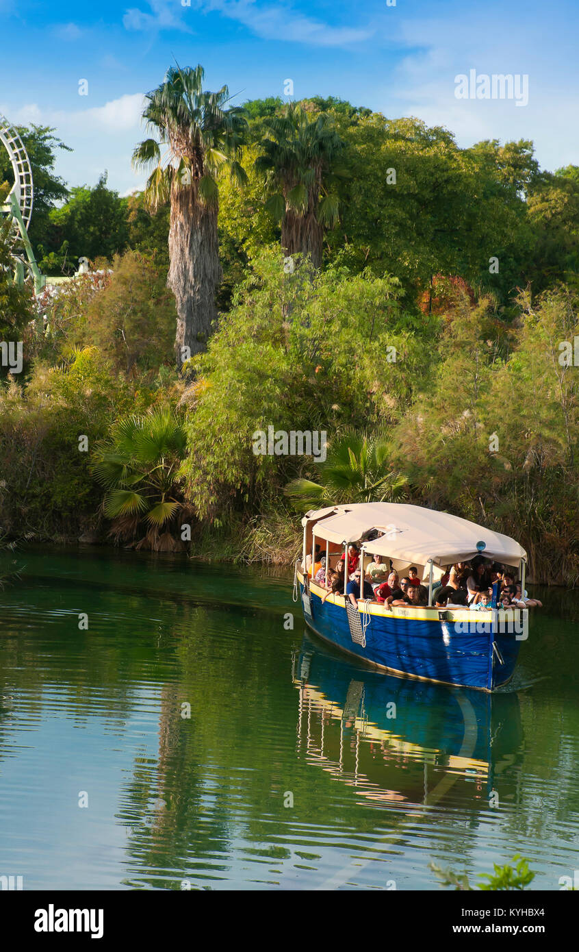 Isla Magica (Magic Island) parc à thème - en bateau à travers le parc, Séville, Andalousie, Espagne, Europe Banque D'Images
