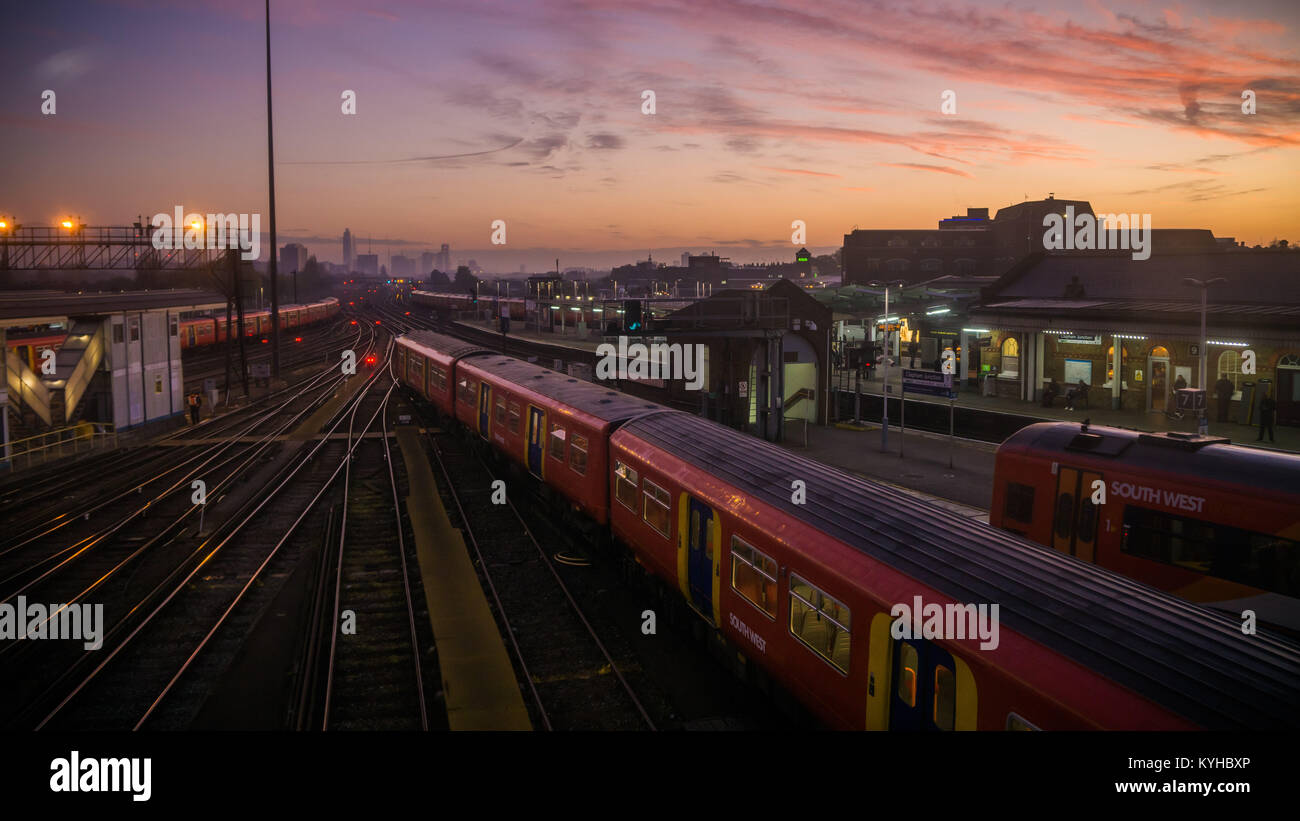 Trains à Clapham Junction, les plus fréquentées au monde ferroviaire, en direction de Londres pour le trajet du matin. Banque D'Images