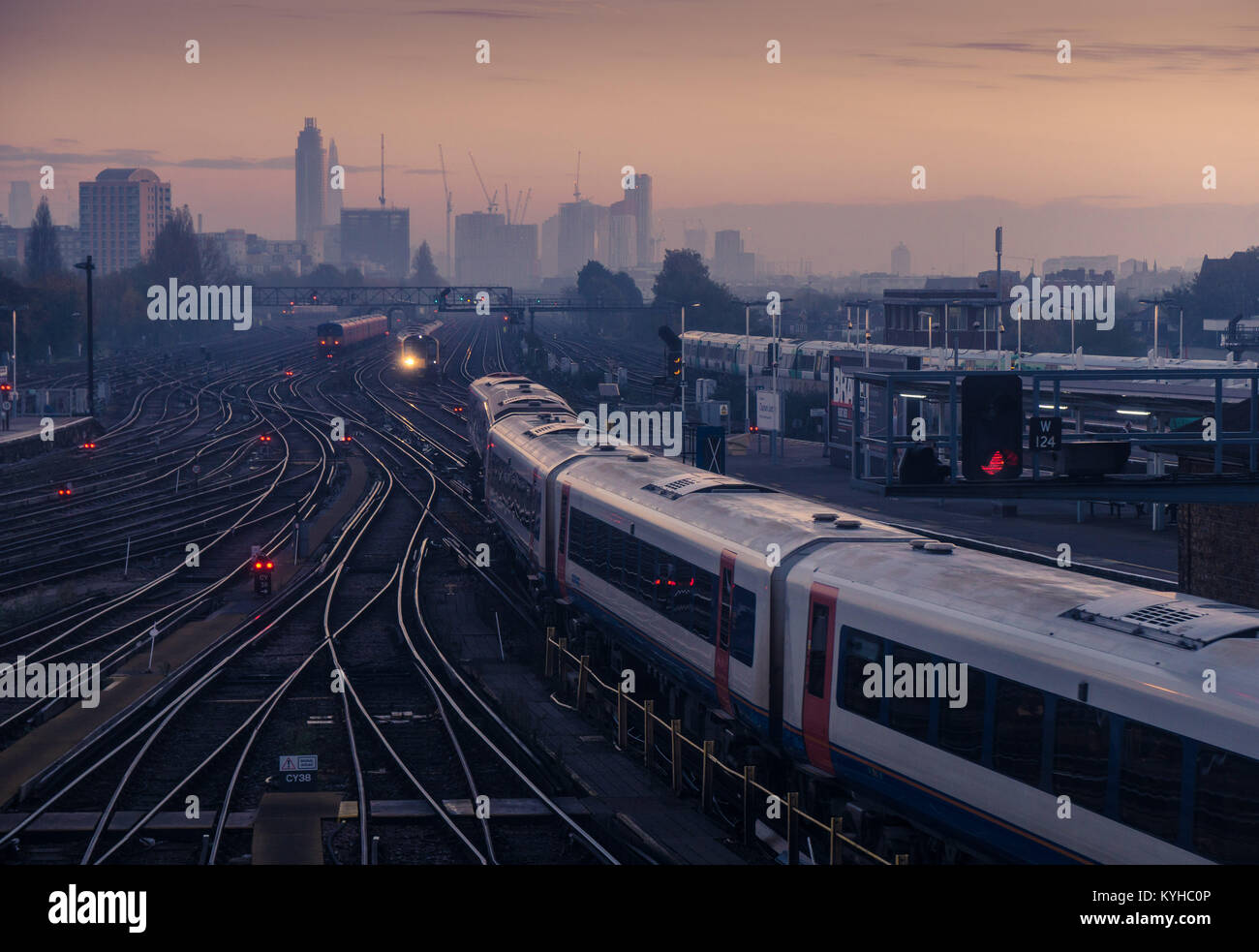 Trains à Clapham Junction, les plus fréquentées au monde ferroviaire, en direction de Londres pour le trajet du matin. Banque D'Images