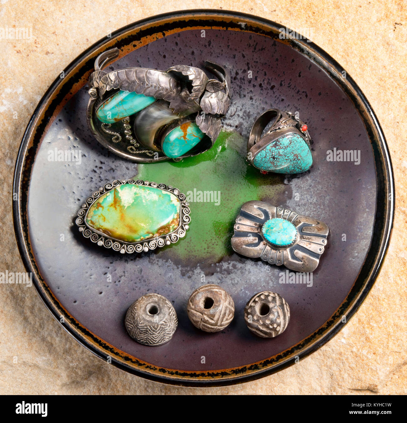 Navajo turquoise antique d'argent et de bijoux avec des tourbillons indien précolombien. Banque D'Images