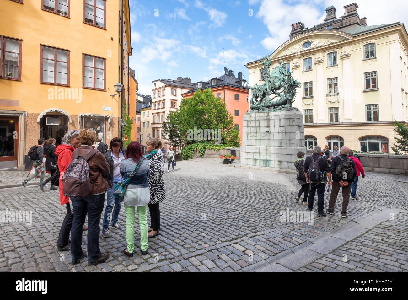 Découverte du quartier historique de touristes Stockholm Gamla Stan, le quartier le plus ancien quartier de la ville, avec des rues pavées et de l'architecture traditionnelle. Banque D'Images