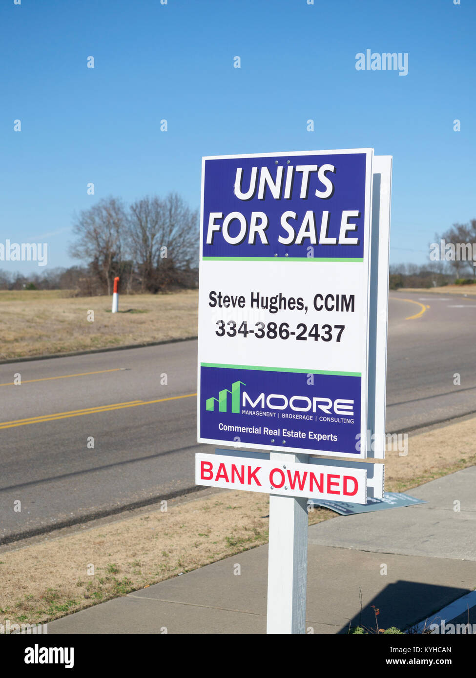 Biens immobiliers appartenant à la banque street sign montrant pour la vente, unit indiquant la propriété de forclusion à Montgomery, Alabama, United States. Banque D'Images