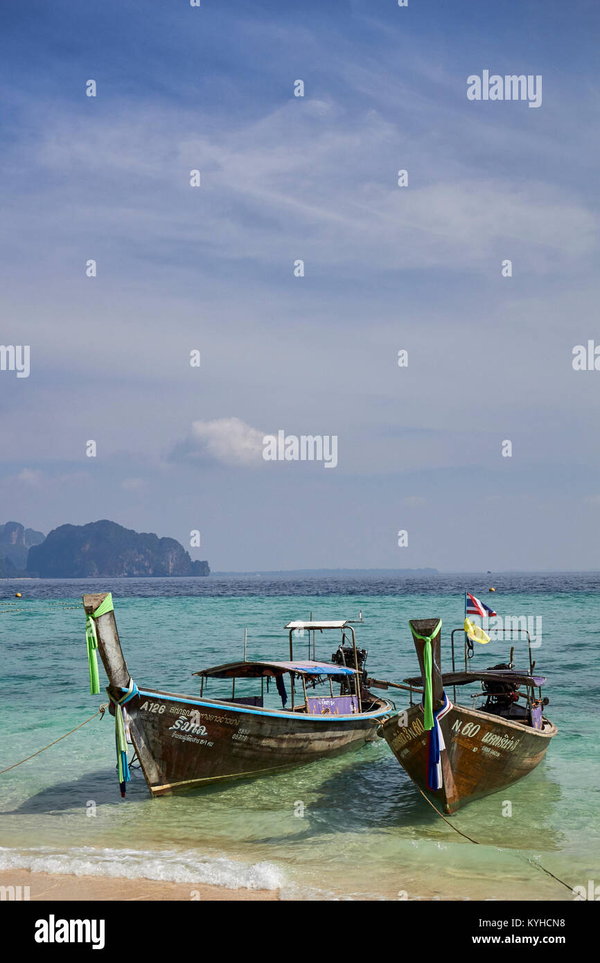 Bateaux Longtail à Poda Island, Railay, Krabi, Thaïlande Provence sur les bords de la mer d'Andaman Banque D'Images