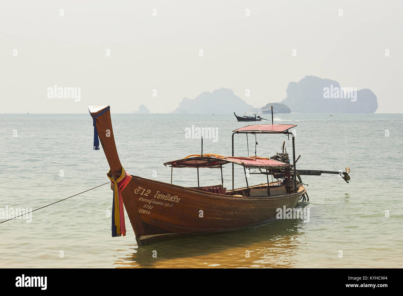 Bateaux Longtail à Railay Beach, Krabi, Thaïlande Provence sur les bords de la mer d'Andaman Banque D'Images
