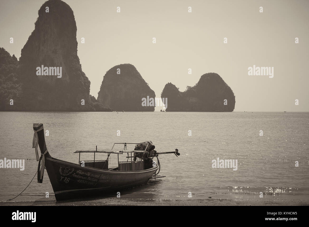 Bateaux Longtail à Railay Beach, Krabi, Thaïlande Provence sur les bords de la mer d'Andaman Banque D'Images